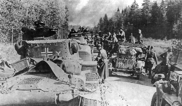 Немецкие колонны движутся к Смоленску. Июль 1941 г. 