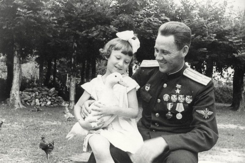 Полковник Авдеев с дочерью. 1946 г.