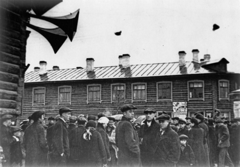 Призывники возле военкомата на Ленинградской улице. 1941 г. 