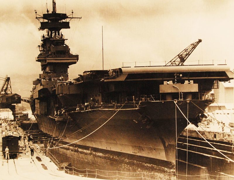 Ремонт «Йорктаун» в сухом доке Перл-Харбора, после сражения в Коралловом море. 29 мая 1942 г.