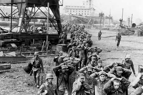 Польские солдаты, захваченные после капитуляции Вестерплатте. 