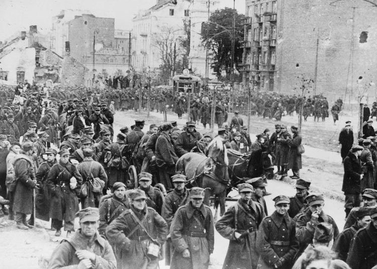 Польские солдаты покидают город, защищать который не видели смысла. 
