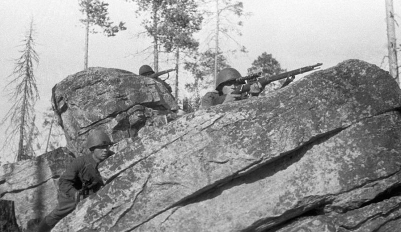 Снайперы Красной Армии в засаде в районе Мурманска. 1941 г.