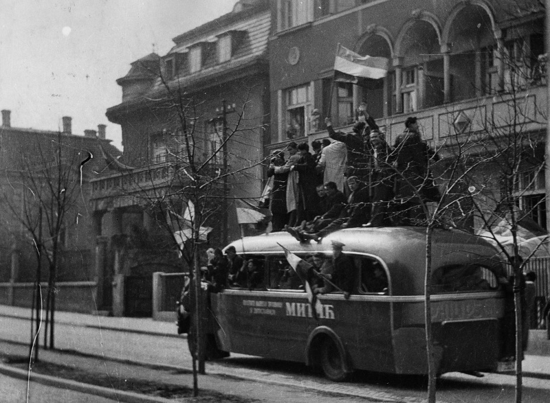Протестующие в Белграде против присоединения Югославии к странам Оси. Март 1941 г. 