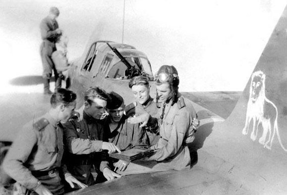Алексеенко среди летчиков. 1945 г. 