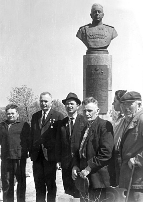 Денисов у своего бюста с земляками. 1969 г.