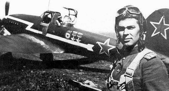 Алексеенко у своего самолета. 1945 г. 