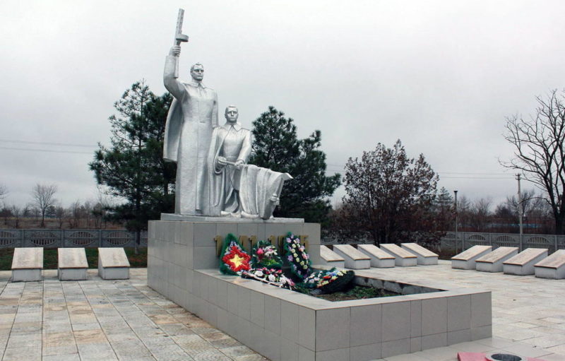 с. Екатериновка Сальского р-на. Мемориал, установленный на братской могиле, в которой похоронено 496 воинов, погибших в Гражданскую и Великую Отечественную войны.