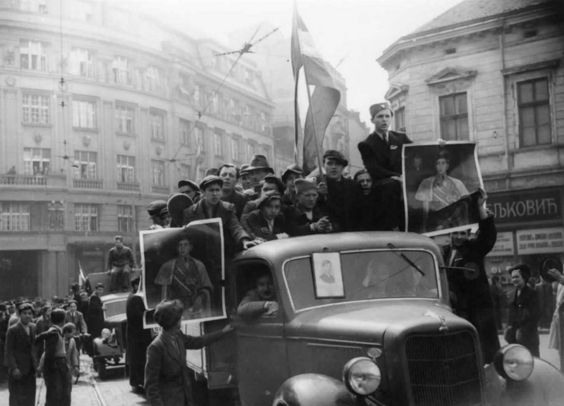 Протестующие в Белграде против присоединения Югославии к странам Оси. Март 1941 г. 