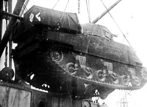 Выгрузка ленд-лизовских танков в Мурманске. 1941 г.