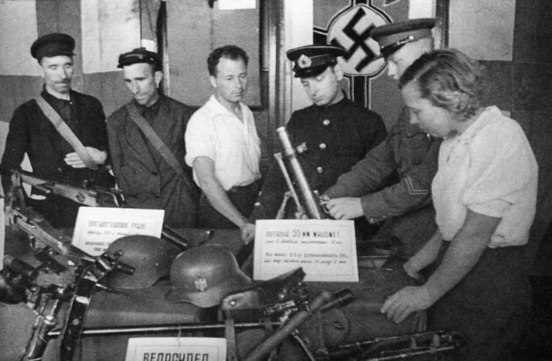 Жители Мурманска на выставке трофейного оружия. Июль 1941 г. 