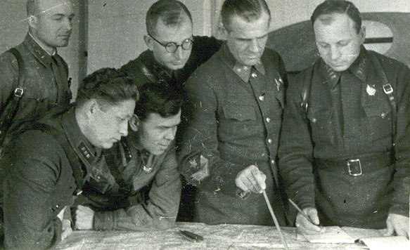 Командир 258-й стрелковой дивизии генерал Трубников К.П. (второй справа) в дни обороны Тулы. Октябрь 1941 г. 