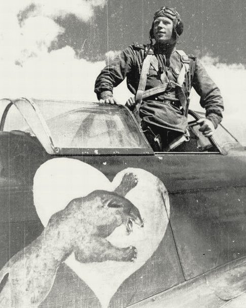 Алелюхин у своего самолета. 1942 г. 