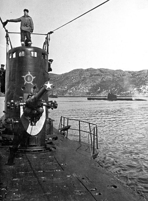 Подлодка С-56 уходит со стапелей Дальзавода. Октябрь 1941 г.