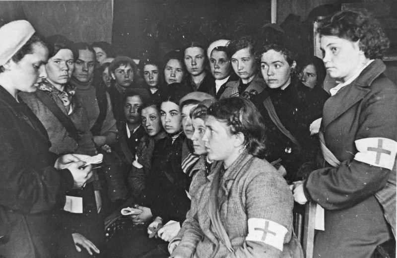 Сандружинницы на занятиях. 1942 г. 