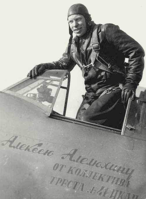 Алелюхин у своего самолета. 1942 г.