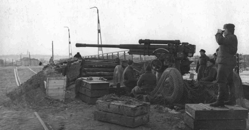 85-мм зенитная пушка 6-й батареи 732-го зенитно-артиллерийского полка на Пролетарском мосту. Октябрь 1941 г.