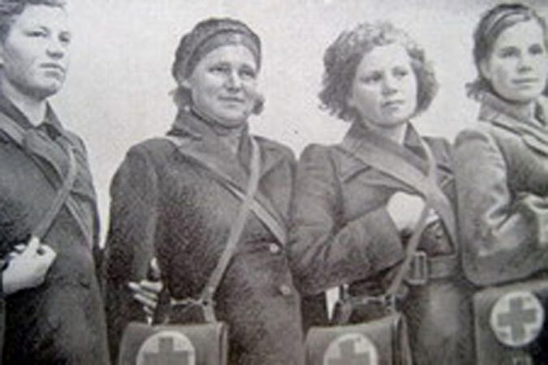 Мурманские сандружинницы. 1942 г.