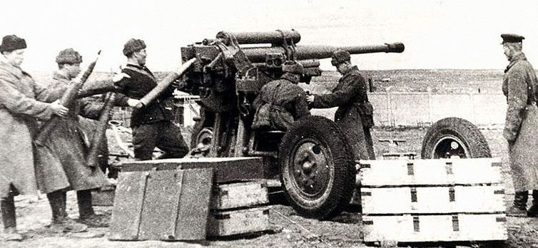 Расчёт зенитного орудия на противотанковом рубеже обороны. Октябрь 1941 г.