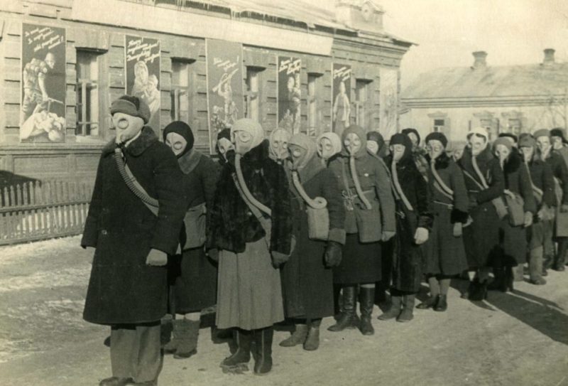 Группа самозащиты горожан на занятиях. 1942 г.