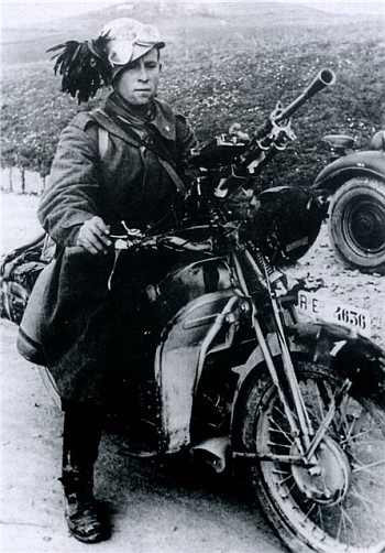 Итальянские мотоциклисты-берсальеры из состава 3-его полка дивизии «Челере» входят в город. Сентябрь 1941 г.