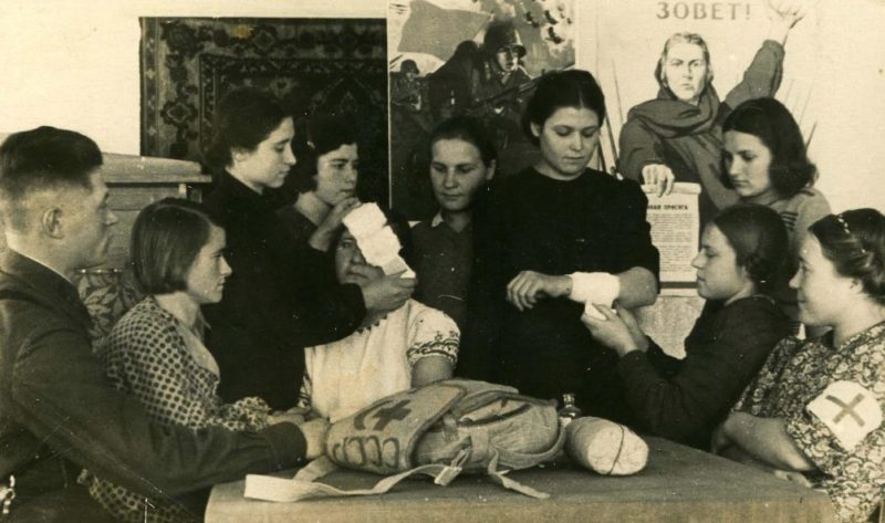 Девушки-дружинники на занятиях по самообороне. 1942 г.