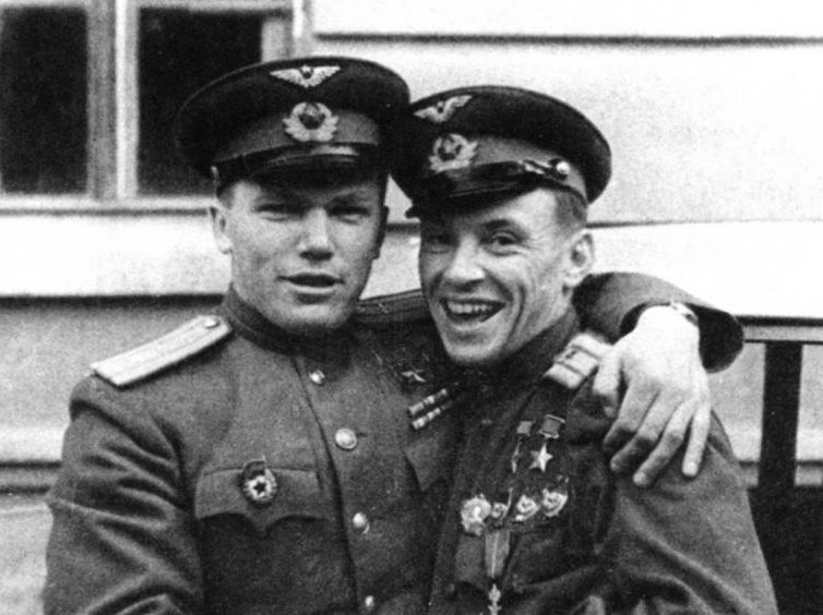 Кожедуб и Евстигнеев. 1945 г.