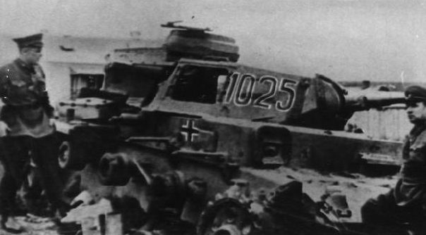Первый подбитый немецкий танк на окраине города. Октябрь 1941 г.