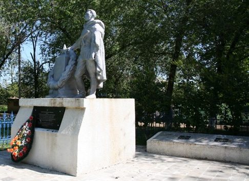 с. Крученая Балка Сальского р-на. Памятник, установленный в 1962 году на братской могиле советских воинов.