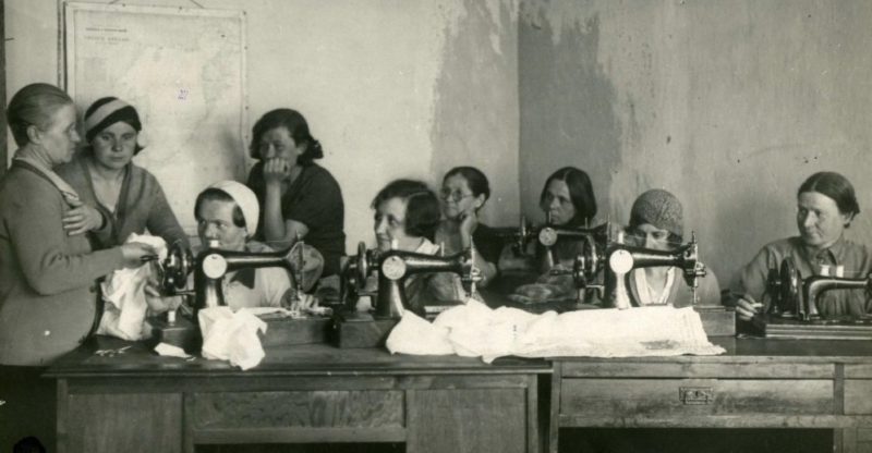 Домработницы Владивостока шьют и вяжут подарки родным на фронт. 1942 г.