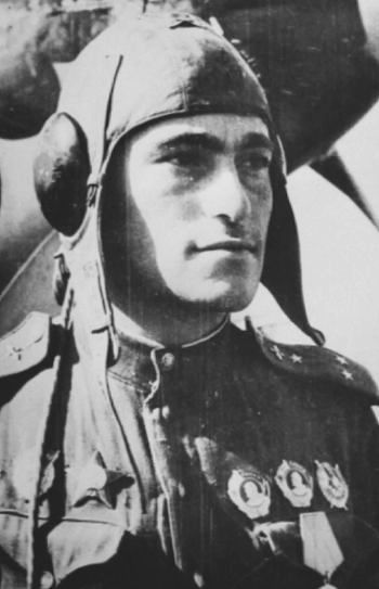 Лейтенант Амет-Хан Султан. 1943 г. 
