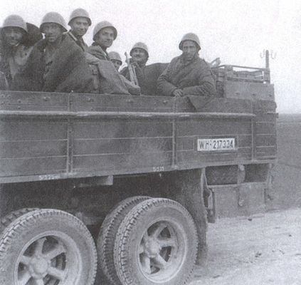 Солдаты итальянской пехотной дивизии «Пасубио» в пригороде. Сентябрь 1941 г.