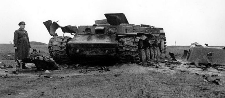 Танк КВ-1 с оторванной башней. Октябрь 1941 г. 