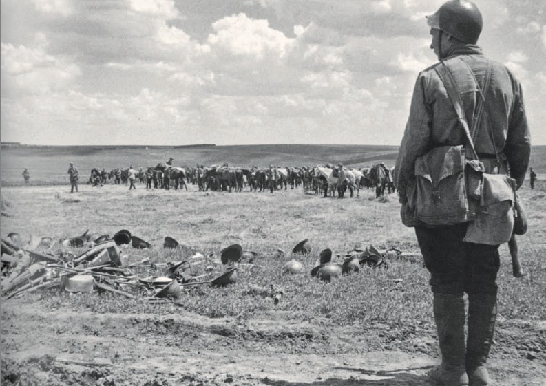 Сбор оружия, брошенного румынской армией. Июнь 1940 г.