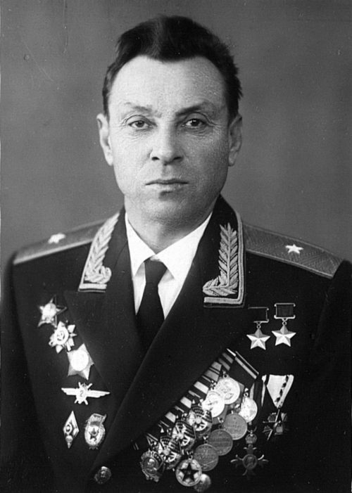 Дважды Герой Советского Союза генерал-майор Евстигнеев. 1955 г.