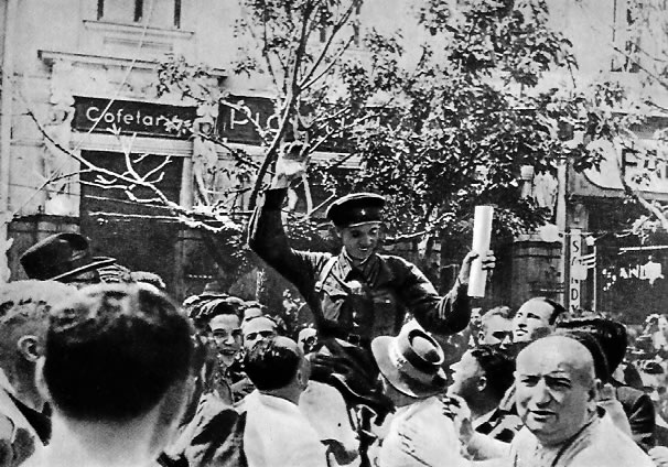 Население Бессарабии встречает Красную армию. Июнь 1940 г.