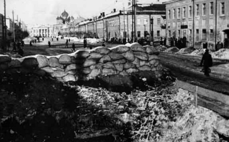 Баррикады на улице Коммунаров (в настоящее время проспект Ленина). Октябрь 1941 г.