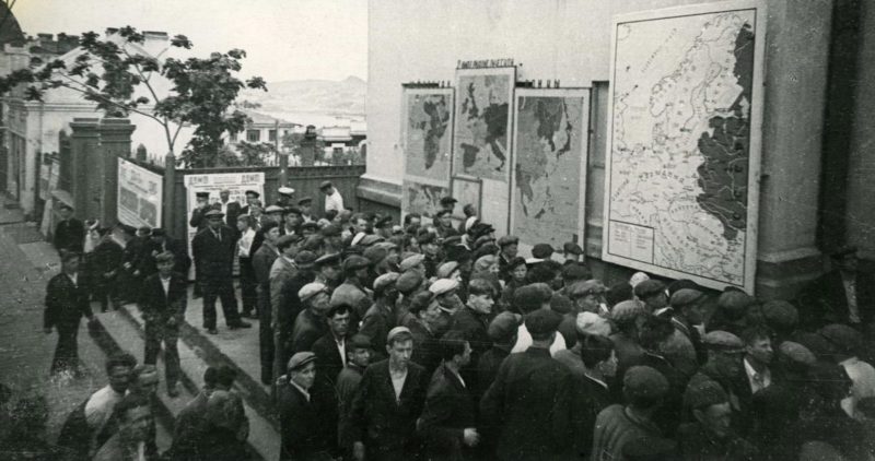 Жители изучают карты о положении на фронте. 1942 г.