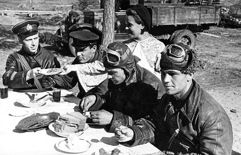 Советские и британские пилоты обедают. 1942 г. 