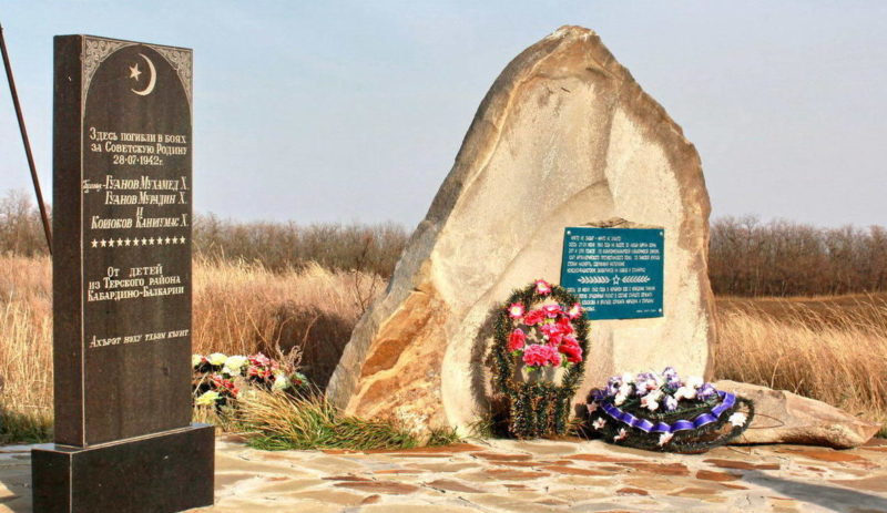 х. Крепянка Мартыновского р-на. Памятные знаки на месте боя 28 июля 1942 года артиллерийского расчета 115 Кабардино-Балкарской кавалерийской дивизии.