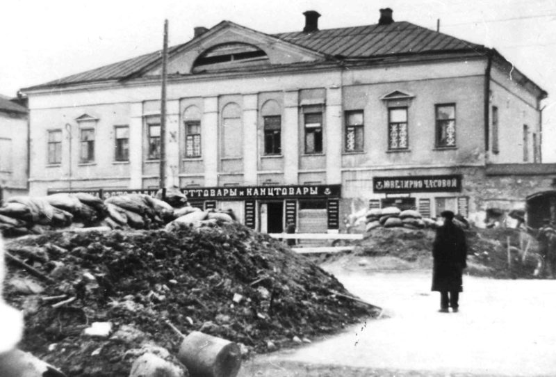 Баррикады на улицах города. Октябрь 1941 г.