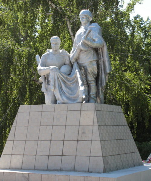 х. Михайлов Тацинского р-на. Братская могила, в которой похоронено 15 воинов, погибших в годы войны.