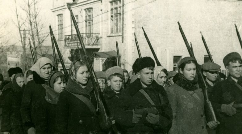 Школьники Владивостока на строевых занятиях. 1943 год. 