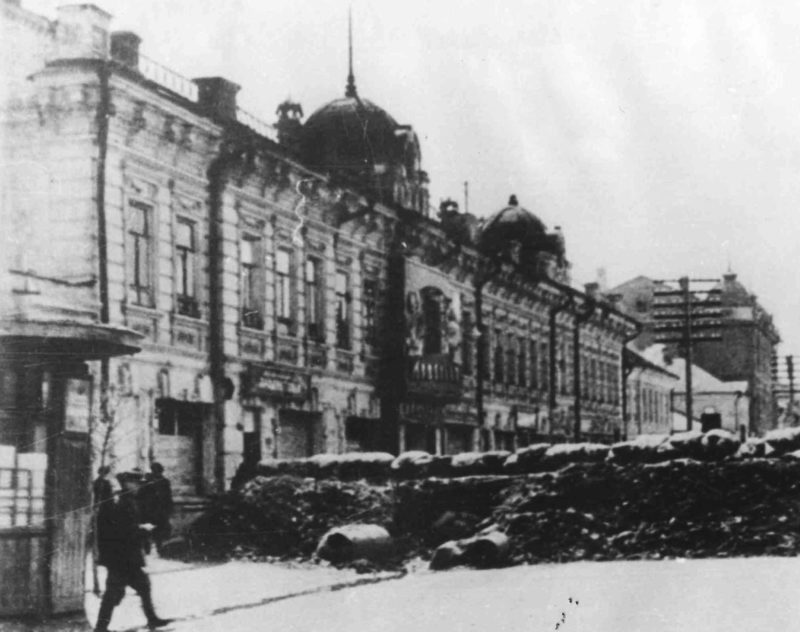 Баррикады на улицах города. Октябрь 1941 г.