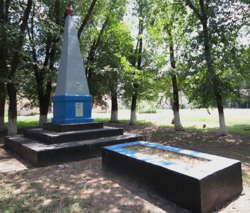 х. Маслов Тацинского р-на. Могила танкиста, погибшего в годы войны.