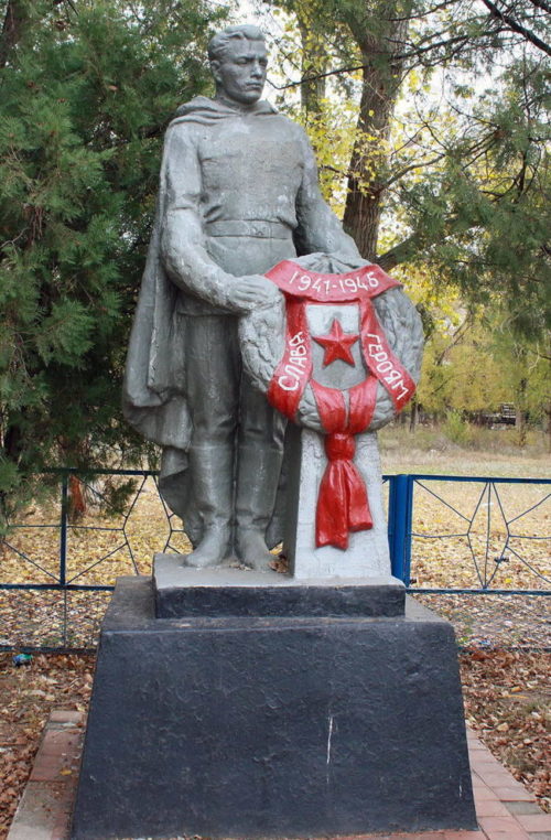 х. Малоорловский Мартыновского р-на. Памятник в Промышленном переулке, установленный на братской могиле, в которой похоронено 4 советских воинов.