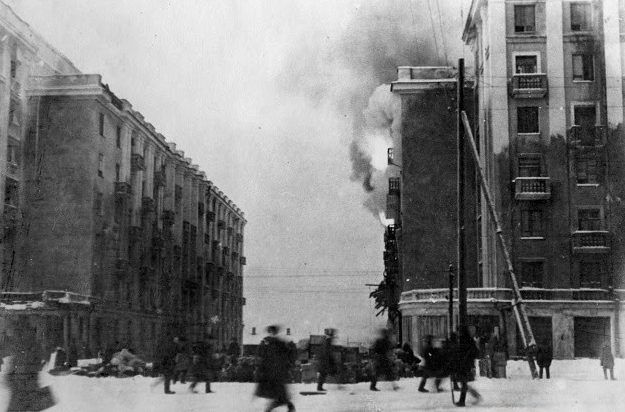 Пожары в городе после авианалета. Июнь 1942 г.