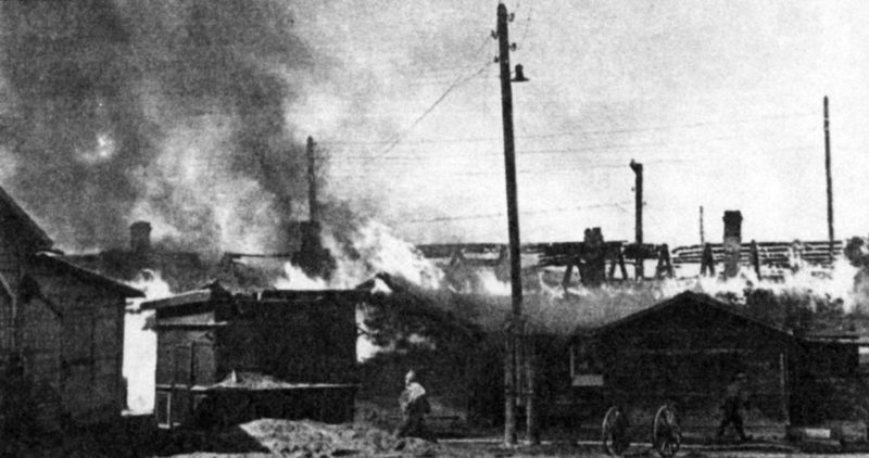 Пожары в городе после авианалета. Июнь 1942 г.
