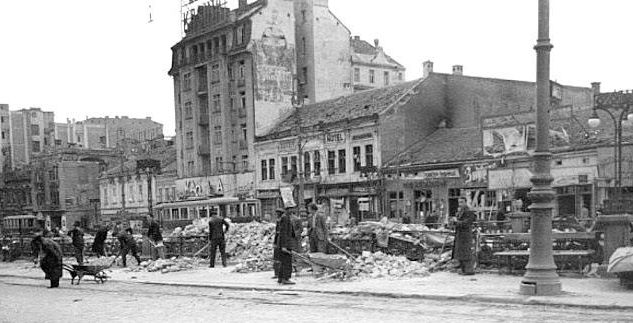 Ликвидация последствий немецкой бомбардировки. Апрель 1941 г.