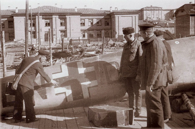 Фюзеляж сбитого немецкого истребителя Bf.110 во дворе Дома культуры, выставленный для всенародного обозрения. Июль 1942 г. 